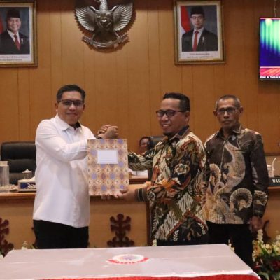 Rapat Paripurna DPRD Kota Ambon Ditutup dengan Penyerahan Nota Kesepakatan KUA-PPAS