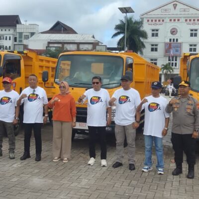 Pemkot Ambon Resmikan 9 Dumptruck dan Serahkan Paket Sembako ke Petugas Kebrsihan
