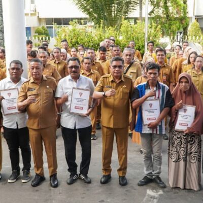 Wali Kota Ambon Serahkan Bantuan Dana Stimulan Korban Kebakaran dan Tanah Longsor