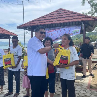 365 Paket Sembako Rintis Natal Diberikan di Negeri Galala, Walikota Ambon Beri Apresiasi   
