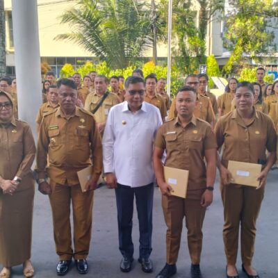 Wali Kota Ambon Serahkan Bantuan Pojok Baca Desa