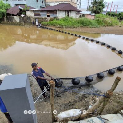 Pemkot Ambon Pasang Trash Boom Pada Tiga Sungai Besar