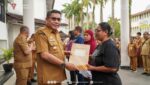 Pemkot Ambon Salurkan Bantuan Booth dan Etalase Untuk UMKM
