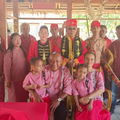 Dibalik Hentaran Lima Keranjang, Keluarga Besar Pormes Prosesi Adat Penyerahan Harta Negeri di Waraka