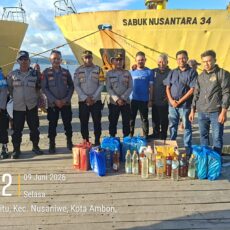 Polsek KPYS Ambon Amankan Ratusan Liter Sopi dari KM Sabuk Nusantara 34