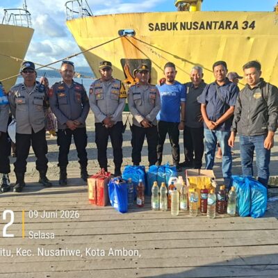 Polsek KPYS Ambon Amankan Ratusan Liter Sopi dari KM Sabuk Nusantara 34