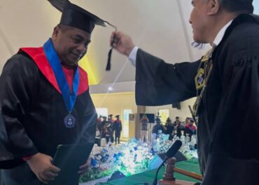 Raih Gelar SH di UKIM, Benhur Watubun Wakili Wisudawan Sampaikan Kesan dan Pesan Menyentuh
