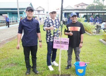 Wali Kota Ambon Tanam Trembesi di Medan, Perkuat Komitmen Kota Hijau