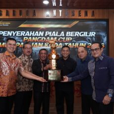 Pangdam XVI/Pattimura Serahkan Piala Bergilir Pacuan Kuda 2026 di Pulau Moa
