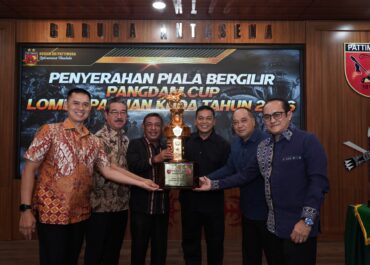 Pangdam XVI/Pattimura Serahkan Piala Bergilir Pacuan Kuda 2026 di Pulau Moa
