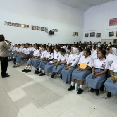 Hari Jadi Polwan ke-78: Polwan Polda Maluku Goes to School Edukasi Pelajar