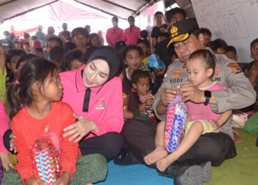 Polri Hadirkan Kepedulian, Berikan Trauma Healing bagi Pengungsi Gempa di Maumere