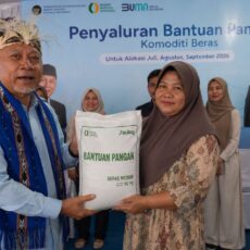 Hadir di Ambon , Dirut BULOG dan Menko Pangan Pantau serta Serahkan Langsung Penyaluran Bantuan Pangan 