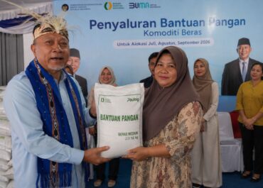 Hadir di Ambon , Dirut BULOG dan Menko Pangan Pantau serta Serahkan Langsung Penyaluran Bantuan Pangan