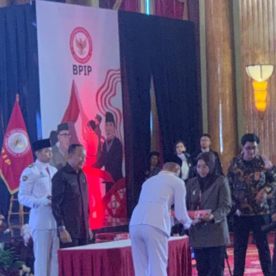 Bupati Bursel Safitri Malik Terima Duplikat Bendera Pusaka