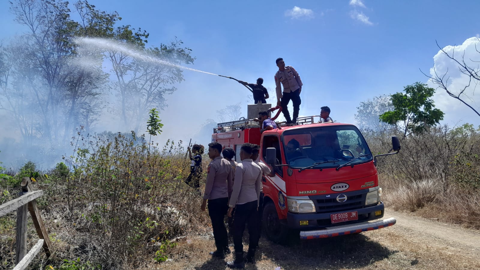 Cegah Api Meluas, Polres MBD dan Damkar Padamkan Kebakaran Lahan di Tiakur
