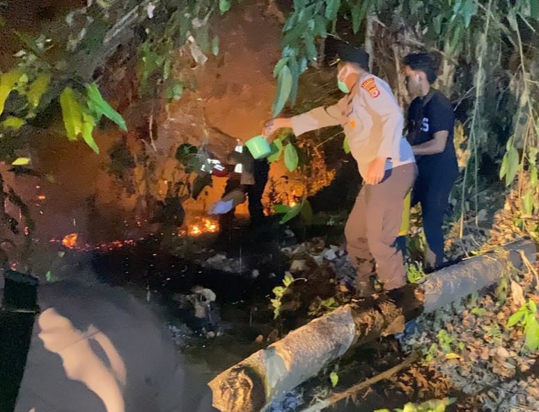 1 Hektar Terdampak , Kapolres SBB Pimpin Langsung Pemadaman Karhutla di Patahuwe